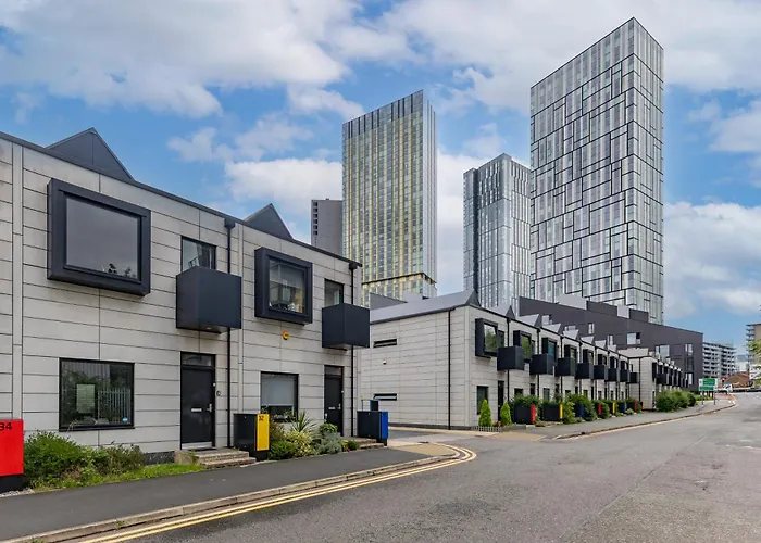 Large Townhouse 5 Beds With Two Parking Spaces - Centre *