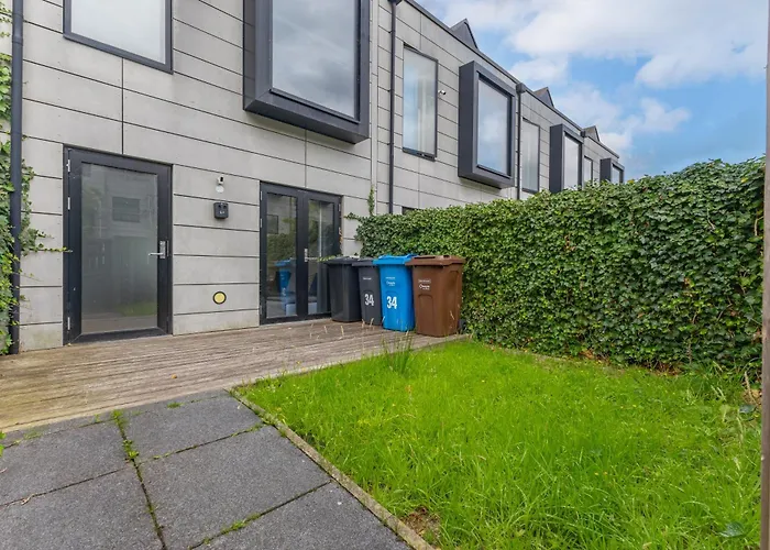 Large Townhouse 5 Beds With Two Parking Spaces - Centre Holiday home *