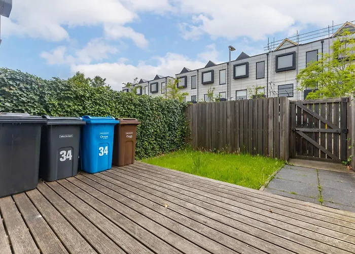 Large Townhouse 5 Beds With Two Parking Spaces - Centre Holiday home Manchester