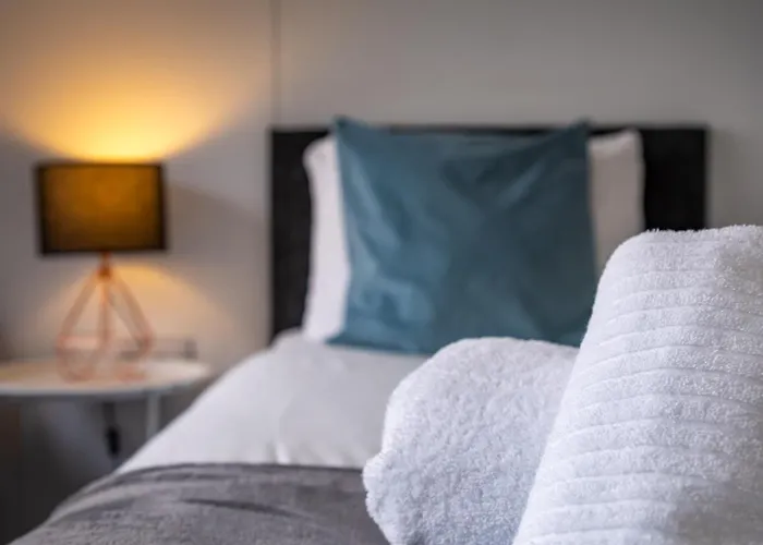 Large Townhouse 5 Beds With Two Parking Spaces - Centre * Manchester