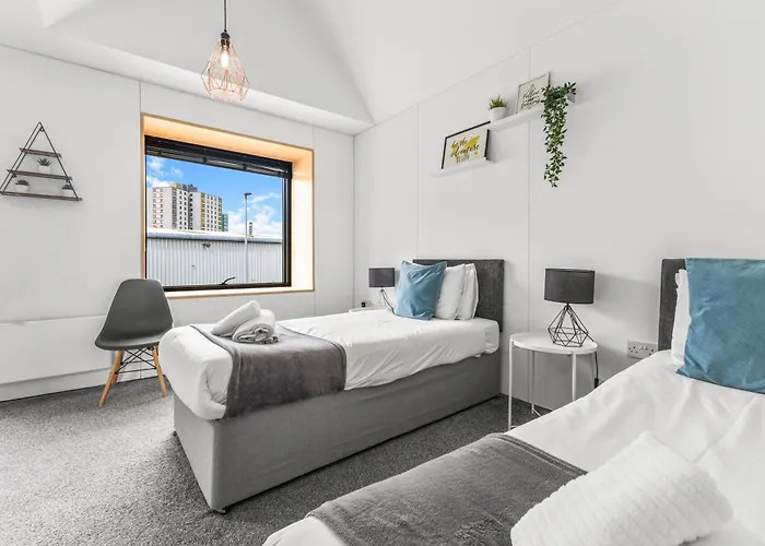 Large Townhouse 5 Beds With Two Parking Spaces - Centre *