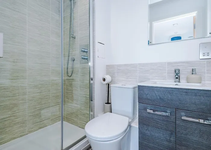 Apartman 2br Chic And Stylish In Salford, Wifi, Kitchen, Parking With View Manchester