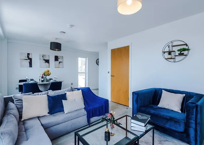 2br Chic And Stylish In Salford, Wifi, Kitchen, Parking With View 아파트 *