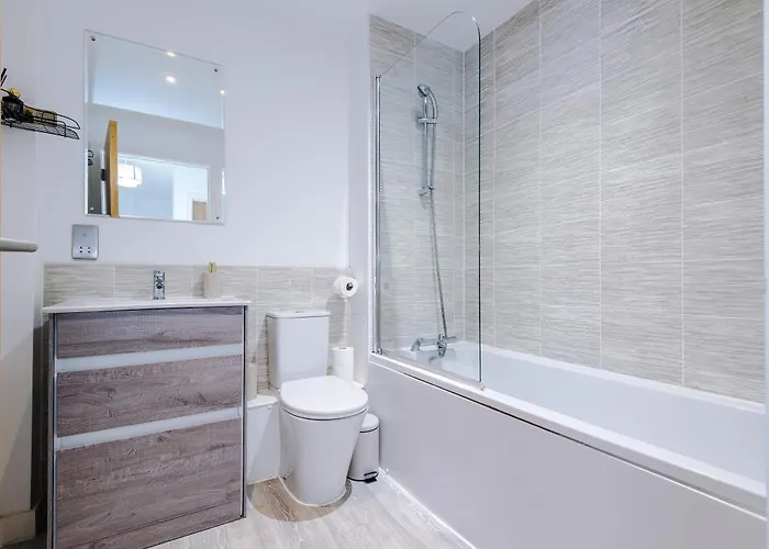 2br Chic And Stylish In Salford, Wifi, Kitchen, Parking With View Apartman