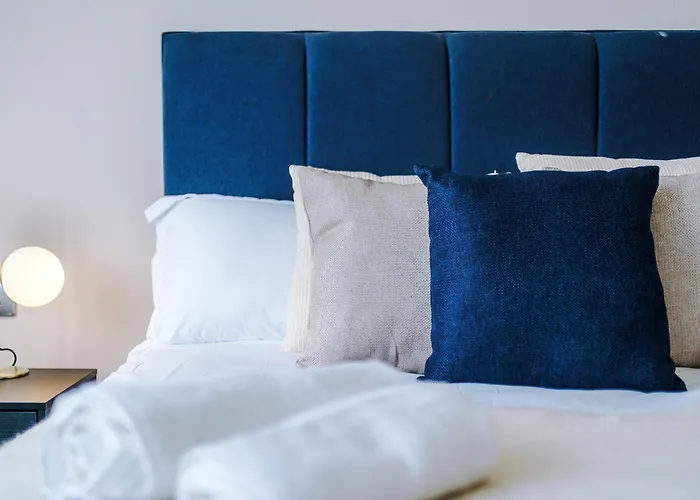 2br Chic And Stylish In Salford, Wifi, Kitchen, Parking With View Apartman Manchester