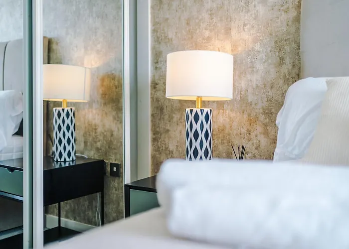 2br Chic And Stylish In Salford, Wifi, Kitchen, Parking With View Apartman