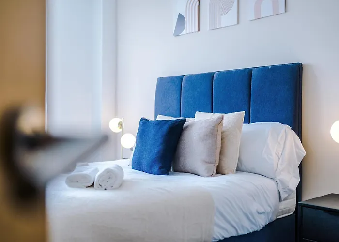 2br Chic And Stylish In Salford, Wifi, Kitchen, Parking With View Apartman Manchester