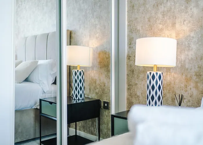 2br Chic And Stylish In Salford, Wifi, Kitchen, Parking With View 맨체스터