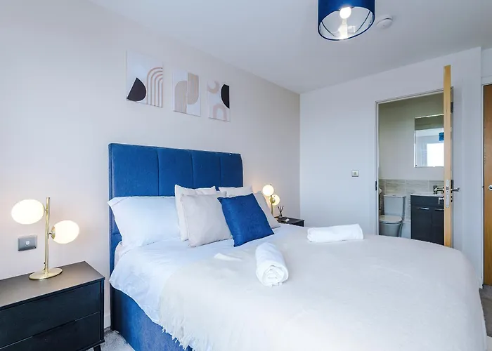 Apartman 2br Chic And Stylish In Salford, Wifi, Kitchen, Parking With View