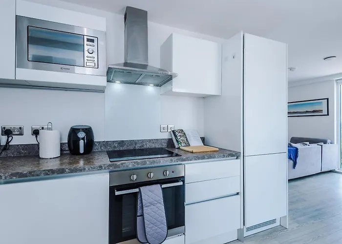 2br Chic And Stylish In Salford, Wifi, Kitchen, Parking With View