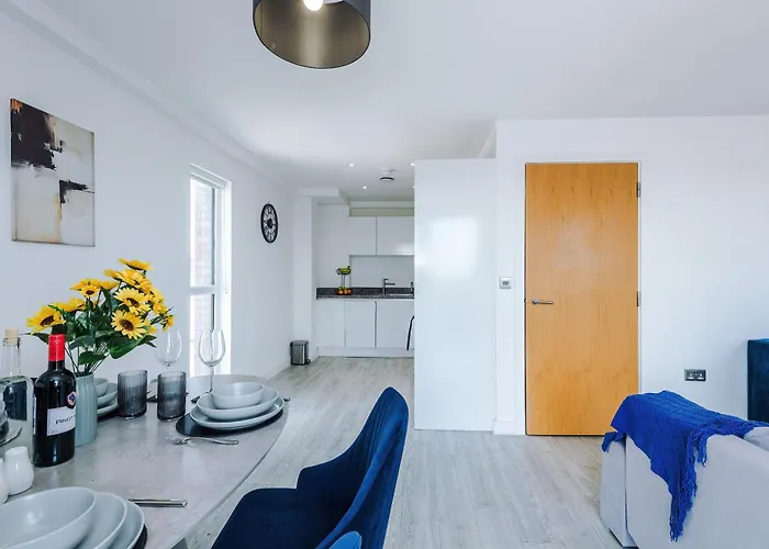 Apartman 2br Chic And Stylish In Salford, Wifi, Kitchen, Parking With View *