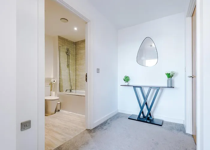 2br Chic And Stylish In Salford, Wifi, Kitchen, Parking With View