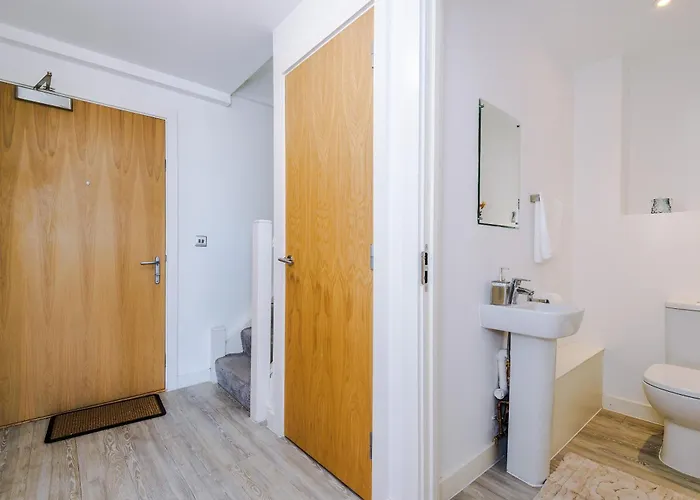 Apartman 2br Chic And Stylish In Salford, Wifi, Kitchen, Parking With View *