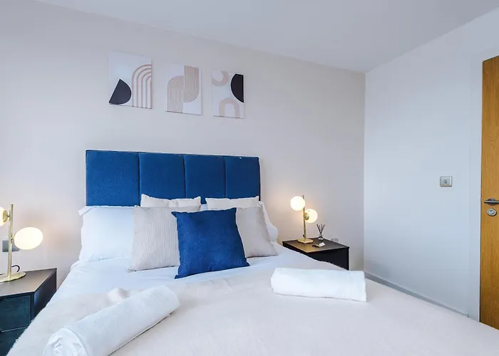 2br Chic And Stylish In Salford, Wifi, Kitchen, Parking With View 아파트 *