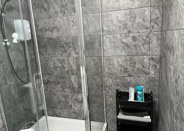 2 Morden In Centre *