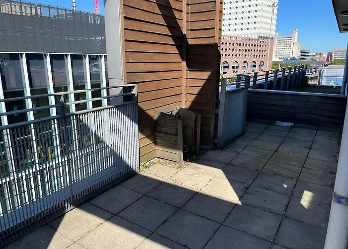 2 Morden In Centre *