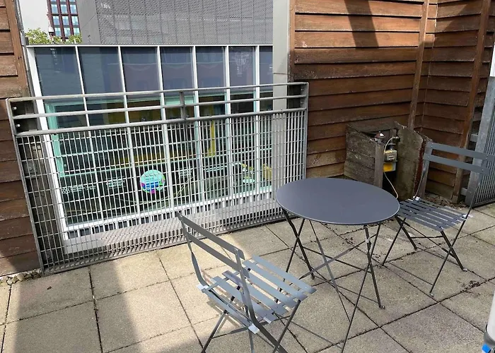 2 Morden In Centre 아파트