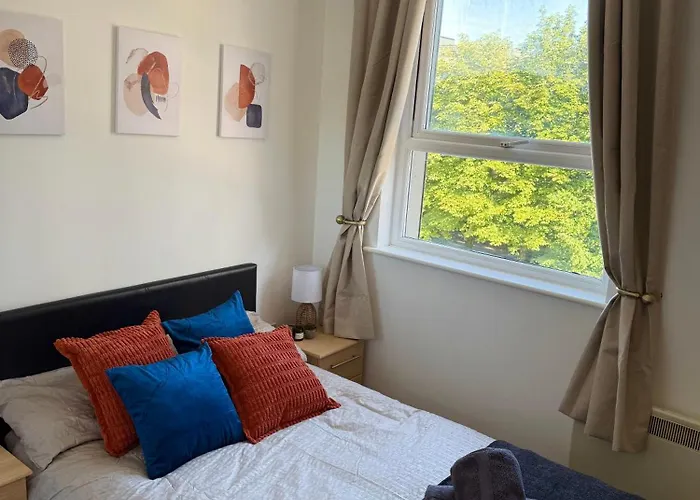Zelena Luxurious Apartment, Private Parking, Fast Wi-fi, Self Check-in Anytime Perfect For Late Arrivals, 5 Minutes To Old Trafford Stadium Apartamento *