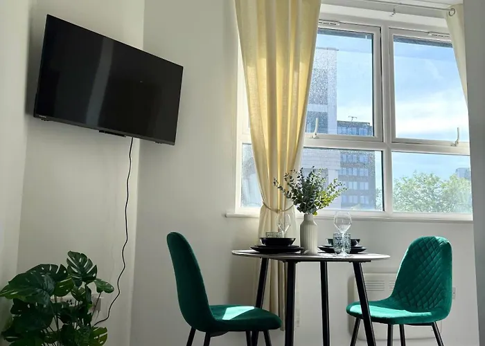 公寓 Zelena Luxurious Apartment, Private Parking, Fast Wi-fi, Self Check-in Anytime Perfect For Late Arrivals, 5 Minutes To Old Trafford Stadium