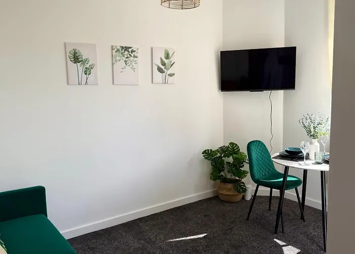 Apartamento Zelena Luxurious Apartment, Private Parking, Fast Wi-fi, Self Check-in Anytime Perfect For Late Arrivals, 5 Minutes To Old Trafford Stadium *