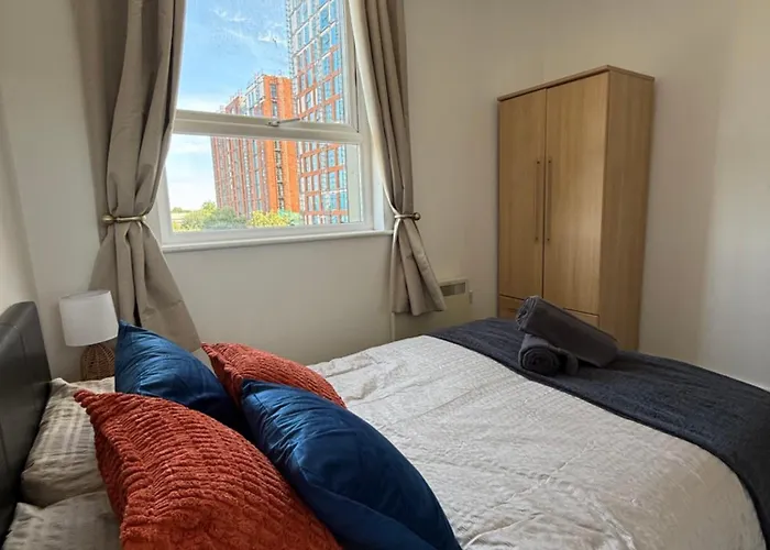 Zelena Luxurious Apartment, Private Parking, Fast Wi-fi, Self Check-in Anytime Perfect For Late Arrivals, 5 Minutes To Old Trafford Stadium *