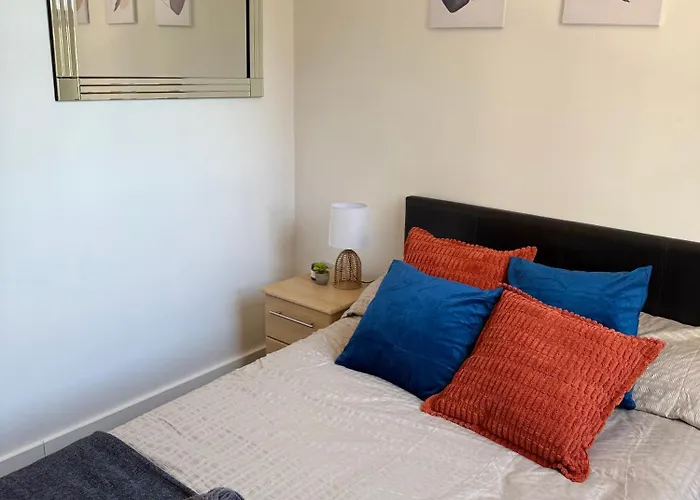 Zelena Luxurious Apartment, Private Parking, Fast Wi-fi, Self Check-in Anytime Perfect For Late Arrivals, 5 Minutes To Old Trafford Stadium Manchester