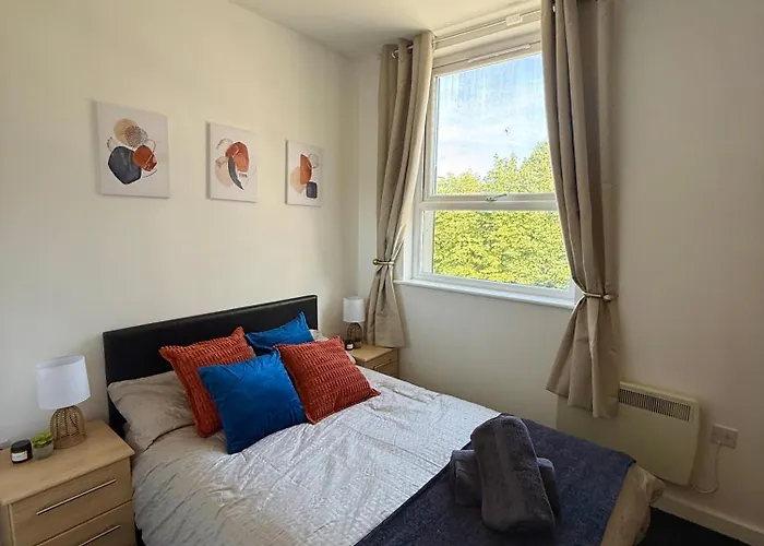 Zelena Luxurious Apartment, Private Parking, Fast Wi-fi, Self Check-in Anytime Perfect For Late Arrivals, 5 Minutes To Old Trafford Stadium Manchester