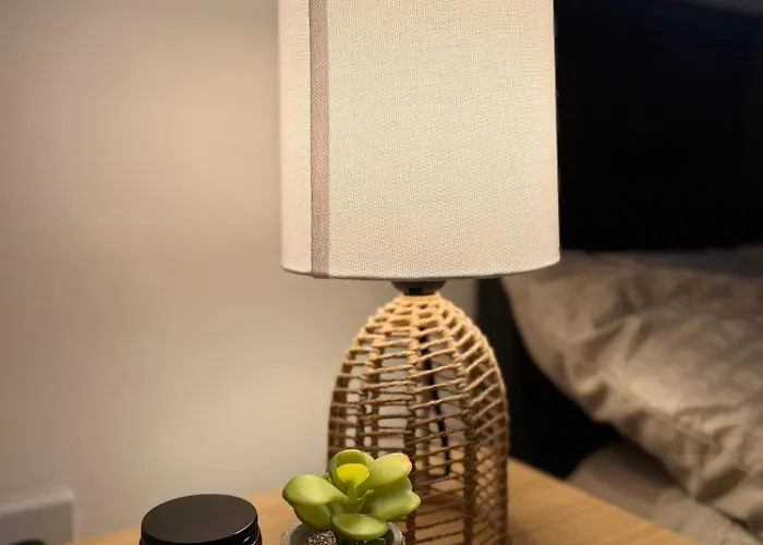 Zelena Luxurious Apartment, Private Parking, Fast Wi-fi, Self Check-in Anytime Perfect For Late Arrivals, 5 Minutes To Old Trafford Stadium * Manchester