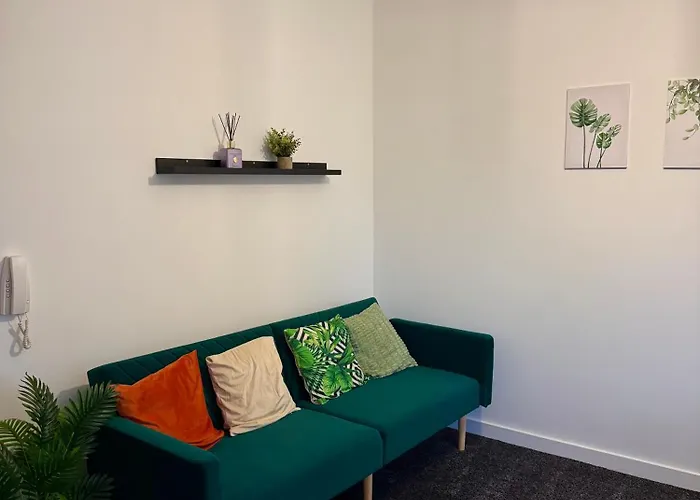 Zelena Luxurious Apartment, Private Parking, Fast Wi-fi, Self Check-in Anytime Perfect For Late Arrivals, 5 Minutes To Old Trafford Stadium *