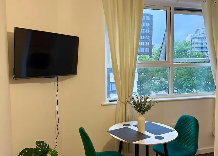 公寓 Zelena Luxurious Apartment, Private Parking, Fast Wi-fi, Self Check-in Anytime Perfect For Late Arrivals, 5 Minutes To Old Trafford Stadium 曼彻斯特