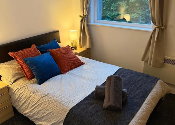 Zelena Luxurious Apartment, Private Parking, Fast Wi-fi, Self Check-in Anytime Perfect For Late Arrivals, 5 Minutes To Old Trafford Stadium Manchester