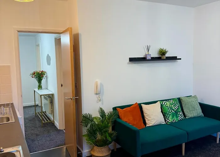 Zelena Luxurious Apartment, Private Parking, Fast Wi-fi, Self Check-in Anytime Perfect For Late Arrivals, 5 Minutes To Old Trafford Stadium * Mánchester