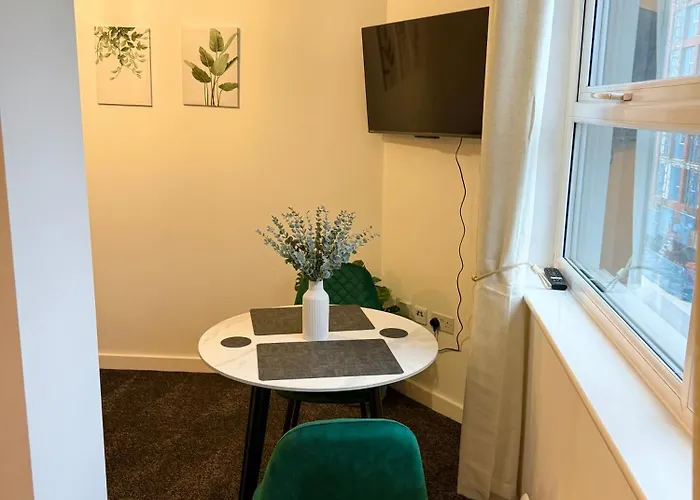 公寓 Zelena Luxurious Apartment, Private Parking, Fast Wi-fi, Self Check-in Anytime Perfect For Late Arrivals, 5 Minutes To Old Trafford Stadium *