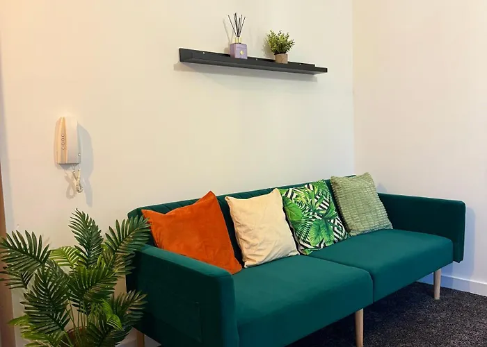 公寓 Zelena Luxurious Apartment, Private Parking, Fast Wi-fi, Self Check-in Anytime Perfect For Late Arrivals, 5 Minutes To Old Trafford Stadium *