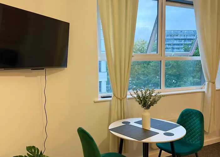 Lejlighed Zelena Luxurious Apartment, Private Parking, Fast Wi-fi, Self Check-in Anytime Perfect For Late Arrivals, 5 Minutes To Old Trafford Stadium Manchester