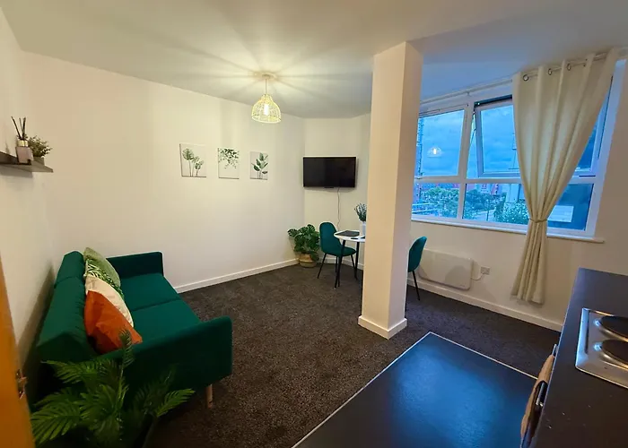 Zelena Luxurious Apartment, Private Parking, Fast Wi-fi, Self Check-in Anytime Perfect For Late Arrivals, 5 Minutes To Old Trafford Stadium