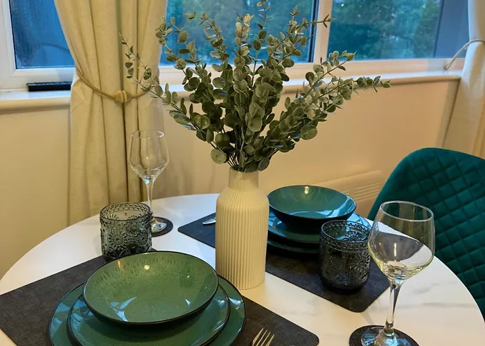 公寓 Zelena Luxurious Apartment, Private Parking, Fast Wi-fi, Self Check-in Anytime Perfect For Late Arrivals, 5 Minutes To Old Trafford Stadium