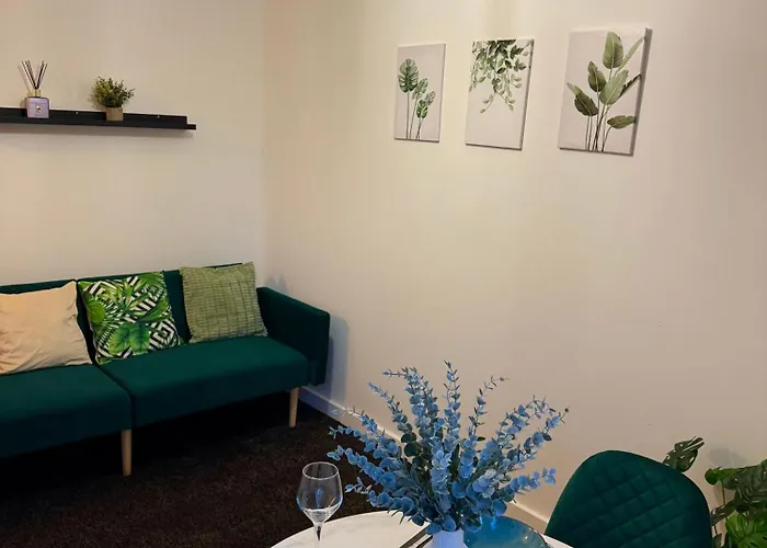 Zelena Luxurious Apartment, Private Parking, Fast Wi-fi, Self Check-in Anytime Perfect For Late Arrivals, 5 Minutes To Old Trafford Stadium