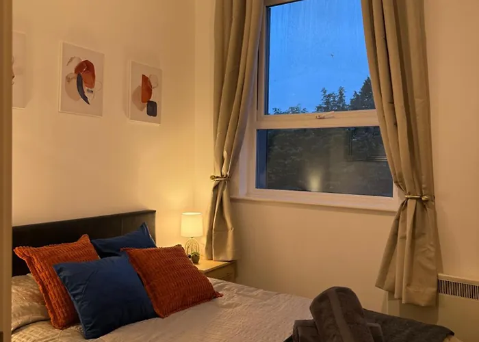 Zelena Luxurious Apartment, Private Parking, Fast Wi-fi, Self Check-in Anytime Perfect For Late Arrivals, 5 Minutes To Old Trafford Stadium 曼彻斯特