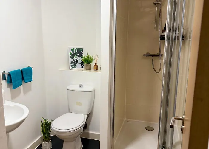 Lejlighed Zelena Luxurious Apartment, Private Parking, Fast Wi-fi, Self Check-in Anytime Perfect For Late Arrivals, 5 Minutes To Old Trafford Stadium Manchester