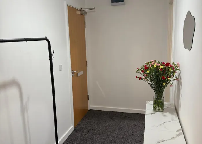 Zelena Luxurious Apartment, Private Parking, Fast Wi-fi, Self Check-in Anytime Perfect For Late Arrivals, 5 Minutes To Old Trafford Stadium *