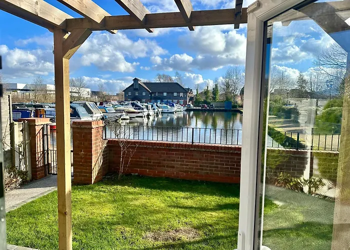 Stylish 4br Townhouse On Stretford Marina - Waterside In M32 アパート マンチェスター