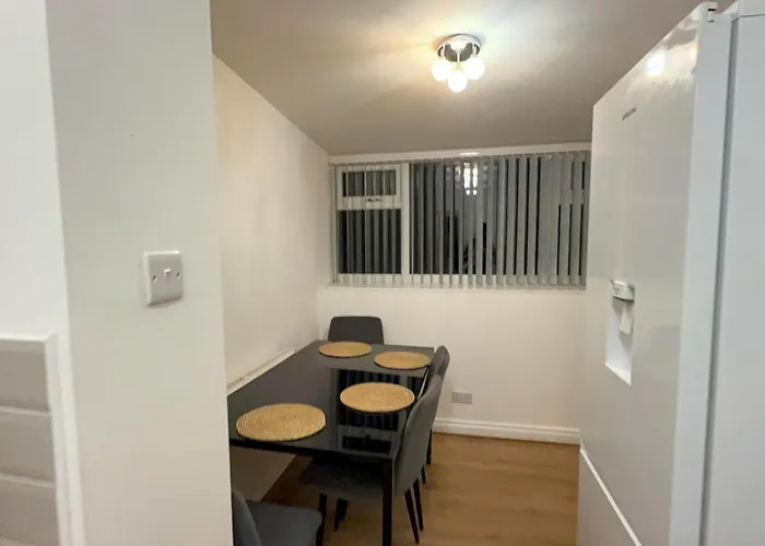 Contractor Stays, Fast Wifi, Free Parking, Work דירה