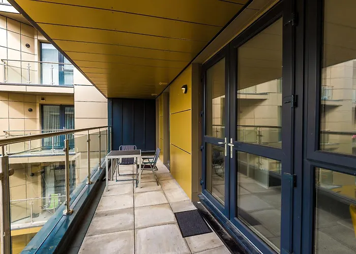 Charming Salford, Staycation, Wifi, Sleeps 5 *