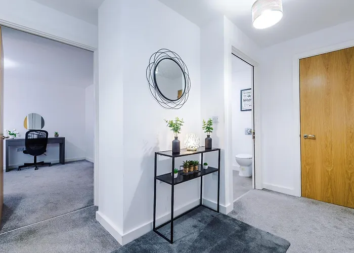 Charming Salford, Staycation, Wifi, Sleeps 5 *