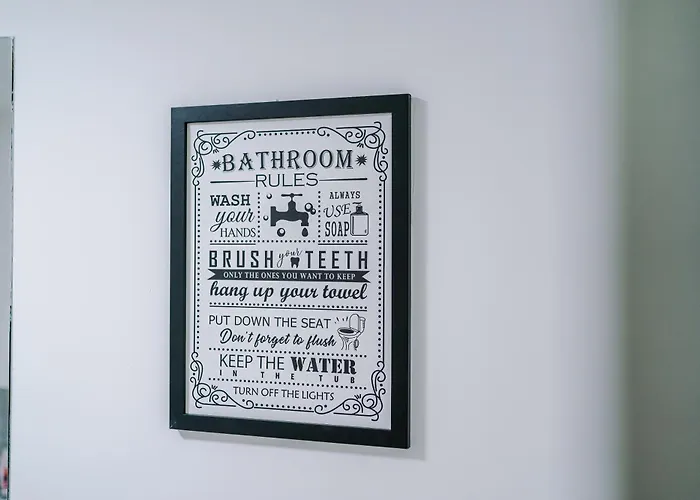 Charming Salford, Staycation, Wifi, Sleeps 5 *