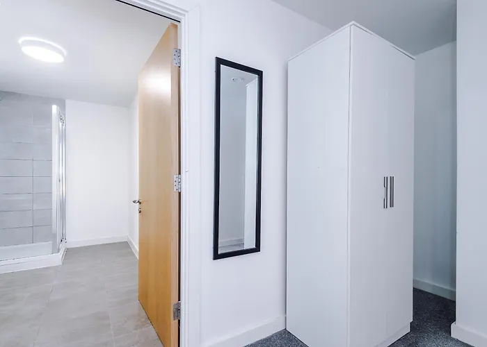 Charming Salford, Staycation, Wifi, Sleeps 5 *