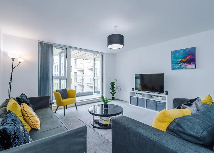 Charming Salford, Staycation, Wifi, Sleeps 5 *