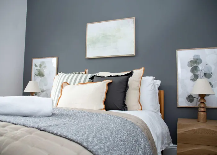 Сasa de vacaciones Sleeps 14 The Old Trafford Family Zen By Genesis Living *