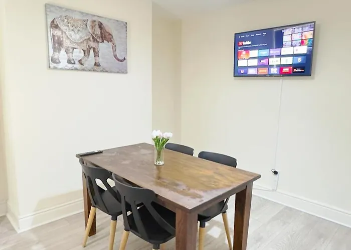 Stylish 3 Bedroom House 60 - Free Parking